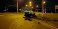 В Автозаводском районе Тольятти машина врезалась в бордюр и железный столб - НИА Самара
