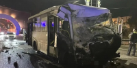 Автобус врезался в бетонную стену в Сочи - Комсомольская Правда