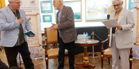 Дмитрий Табачник и Ирина Сотникова вручают «Чайку» Александру Балинченко. - Крымская правда