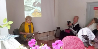 Наталия Арендт на встрече с первыми посетителями выставки. - Крымская правда