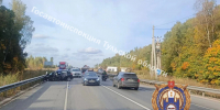 Под Тулой водитель автомобиля Toyota столкнулся с фурой и врезалась в металлическое ограждение - Комсомольская Правда