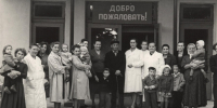 Открытие детсада им. Ю.А. Гагарина от артели "Трудовик". На снимке в центре родители первого космонавта Анна Тимофеевна Гагарина и Алексей Иванович Гагарин. Справа от А.И. Гагарина Иванова Елена Петровна, зав. детсадом; вторая слева Киселева Анна Акимовна - Музей Юрия Гагарина