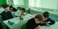 Юные исследователи: шестиклассники из СОШ № 11 заглянули в мир клеток на занятии в „Точке роста“ - Комитет образования