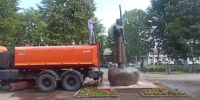 Бригады «Спецэкорвиса»  очищают памятники и мемориалы во Владикавказе - Администрация г. Владикавказ