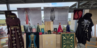 В «Красном Гедуко» открылась выставка национальных костюмов из коллекций Мадины Саральп и Мадины Хацуковой и изделий народных промыслов - Правительство КБР