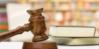wooden-gavel-books-wooden-table - ТРК Щелково