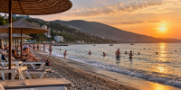 У нас уже куртки, а там +30 °C: 10 недорогих мест у моря на октябрь без толп туристов - Pg11.Ru