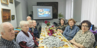 Касторенские пенсионеры побывали на выставке известного земляка и приготовили чай для бойцов СВО - Единая Россия