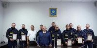 Специалисты городского спасательного отряда получили награды за спасение детей на пожаре - Администрация города