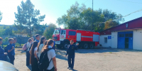 Большеглушицкие огнеборцы продемонстрировали школьникам пожарный автомобиль и пожарно-техническое вооружение - Центр по делам гражданской обороны, пожарной безопасности и чрезвычайным ситуациям
