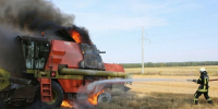 Комбайн сгорел посреди поля в Воронежской области: есть пострадавший - ГТРК Воронеж