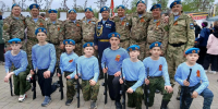 Юные десантники со своими старшими товарищами. - Красное Знамя