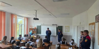 Пожарный в кабинете проводит открытый урок для школьников - Министерство гражданской обороны и чрезвычайных ситуаций