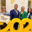 На фото — группа из шести человек на фоне декораций с жёлтыми цифрами «2026», двое участников держат таблички с лозунгами «Ямал — территория сильных!» и «Будущее начинается с нас!». - Министерство образования и науки
