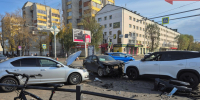 В центре Сыктывкара столкнулись три автомобиля - Bnkomi.Ru