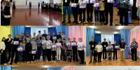Групповые фотографии участников и призёров юных судомоделистов на сцене и в зале: дети и взрослые с дипломами, медалями и кубками, на заднем плане экран с логотипом и занавески. - 168.Ru