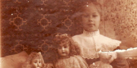 8. Зина Иванова со своими куклами. Начало ХХ века..jpg - Ставропольский музей-заповедник