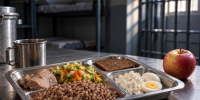 Тюремное питание пересмотрят: заключенные получат больше мяса, овощей и яблок - ZAB.RU