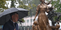 В Краснодаре открыли памятник Первой учительнице около лицея №48 - Новая Газета Кубани
