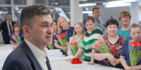 Станислав Воскресенский на встрече с работницами швейного предприятия - 168.Ru