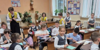 Юные инспекторы научили школьников Столбищ светоотражающей безопасности - Камская новь