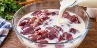 Куриная печень больше не горчит: заливаю на 10 минут одним продуктом — вкус становится мягче - Prochepetsk.ru