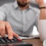 krupnyi-plan-vzroslogo-muzciny-rabotausego-iz-doma - РИА 7 Новостей