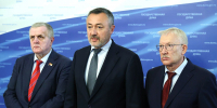 Николай Коломейцев (КПРФ), руководитель временной депутатской рабочей группы по подготовке первого заседания Государственной Думы IX созыва Виктор Пинский и заместитель руководителя рабочей группы Олег Морозов - Государственная Дума