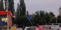 Столб с дорожным знаком решил прилечь на пути к воронежской школе - Bloknot-Voronezh.Ru