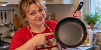 Метод одного пальца — и вековой нагар со сковороды отлетает за раз: посуда сверкает, а от черной корки ни следа - Prochepetsk.ru