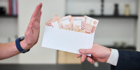 В Ангарске завели дело о взятке в 100 тысяч за загранпаспорт - КП-Иркутск