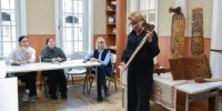 В Сахалинском областном художественном музее преподаватели ДШИ разобрали язык орнамента и книжной иллюстрации - Минкультуры Сахалинской области