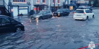 Автобусы и легковые авто утонули на улицах Владивостока после сильного  ливня - ИА Хабаровский край сегодня