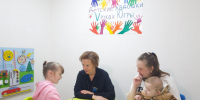 Партийцы Пойковского и Междуреченского провели акцию «Детские ладошки V руках Югры» - Единая Россия