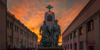 Тульский фотограф поделился кадрами памятника оружейникам в вечернее время - ИА Тульские новости