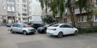 В Самаре владелица "Калины", паркуясь, забыла про ручник и спровоцировала ДТП - Волга Ньюс