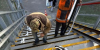 Пешеходный мост над ж/д путями в Наро-Фоминске подготовили к зиме - РТВ-Подмосковье