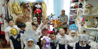 ребята дружно отправились в костюмерную районного Дома культуры - Волжская новь