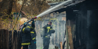 пожарные тушат горящий дом 18.4.2026 на ул. 9 Мая Смоленска, фото МЧС - О чём Говорит Смоленск