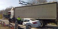 На Серовском тракте ограничили движение транспорта из-за ДТП с грузовиком - КП Екатеринбург
