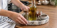 Не для косметики и ключей: купила в Fix Price декоративный мраморный поднос, но складывать вещи не стала — вот куда приспособила - Pg12.Ru