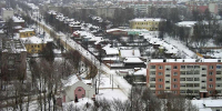 Панорамный зимний вид на жилую застройку посёлка: многоквартирные и частные дома, деревья и снежные улицы. - 168.Ru