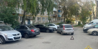 В Самаре LADA Kalina врезалась в припаркованный автомобиль Kia Cerato - НИА Самара