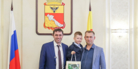 Мэр Сергей Петрин вручил ключи от служебного жилья сотрудникам комбинатов благоустройства. - Город Воронеж