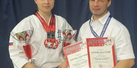 Девушка в кимоно с двумя медалями и двумя кубками; рядом мужчина держит два диплома - 168.Ru
