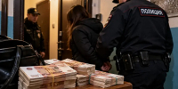 Курьера с 5,7 миллиона рублей задержали при передаче денег в Тосно - SyasNews.Ru