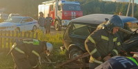 Сотрудники МЧС помогли извлечь из машины пострадавшего в аварии в Кольчугинском округе - 6tv.Ru