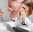 Подавленная сотрудница за столом с ноутбуком; рядом коллеги жестами выражают недовольство. - 168.Ru