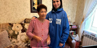 Руководитель местного отделения «Молодой Гвардии Единой России» Ирина Сальникова в преддверии Дня пожилого человека навестила Александру Сергеевну Орлову - Наровчатский район