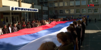 Воронежские студенты развернули 30-метровый флаг страны в честь годовщины воссоединения новых регионов с Россией - TV-Gubernia.Ru
